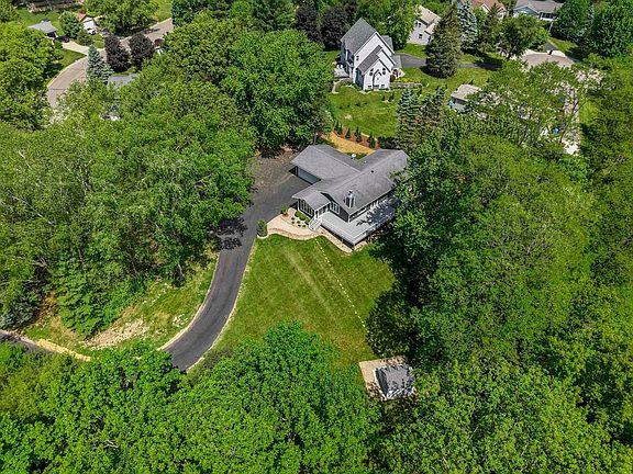 4th image of 810 Rosemary Ln