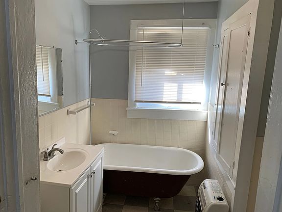 4th image of 451 Oak Ave