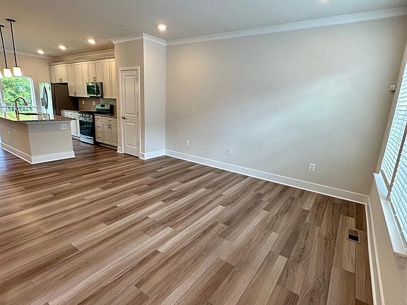 3rd image of 2318 Woodlands Rd