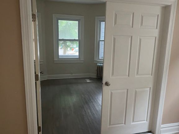 3rd image of 164 Autumn St Floor 1