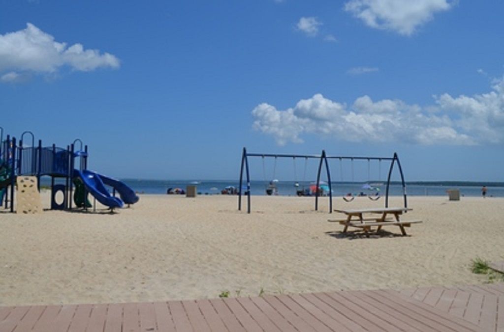  Also Just 2 Lanes Over- Town Beach, Playground, Gazebo, And Marina