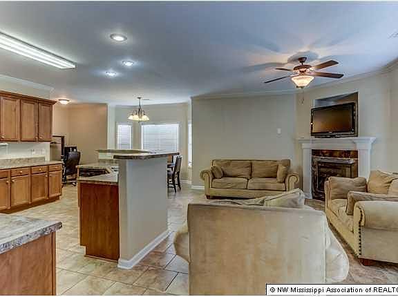 5th image of 2250 Greenwich Dr N