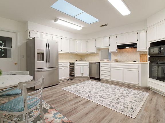 5th image of 935 Holbrook Cir