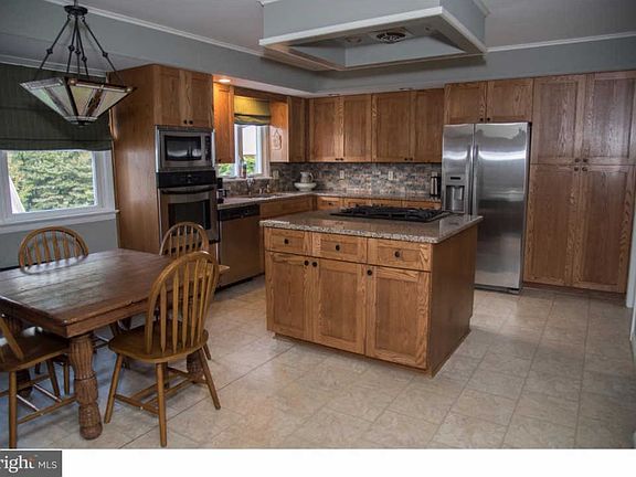 4th image of 2534 Mart Ave