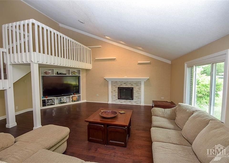 2nd image of 607 W Darrell Dr