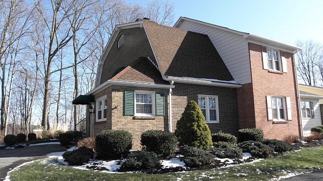 1st image of 608 Carriage Dr
