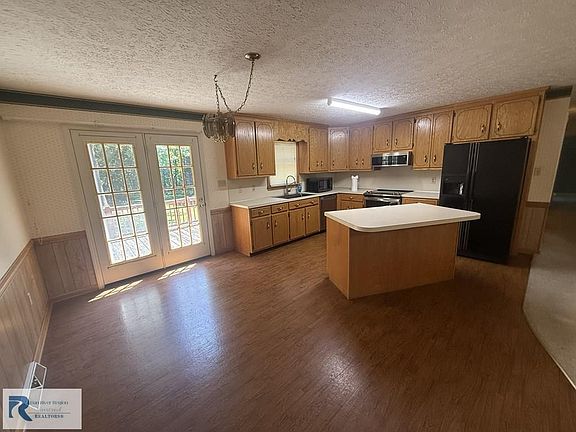 3rd image of 181 Sharon Ln