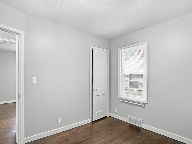 976 S 50th Ave — Photo 6