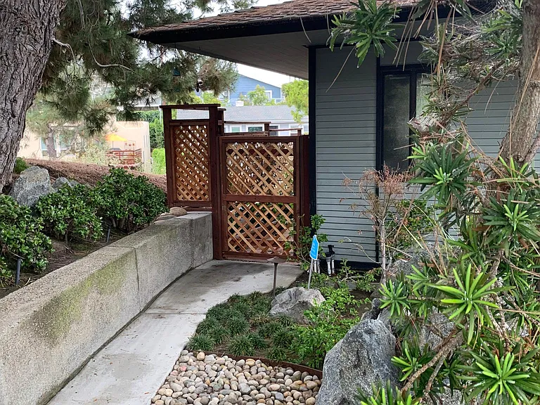 Beautiful new fence and gates to your own private backyard with an ocean view.