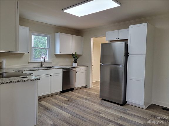 4th image of 223 W Shannonhouse St