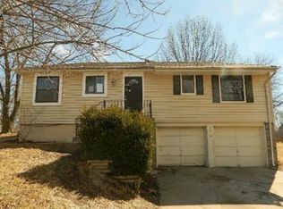 2310 NW Yorkshire Dr, Blue Springs, MO 64015