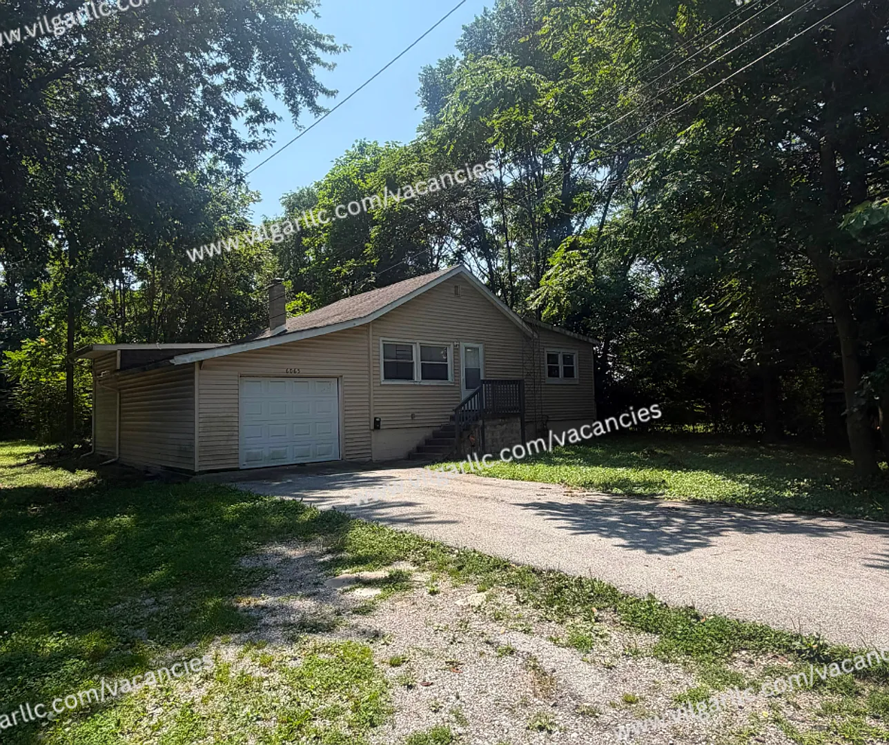 3 Bedrooms 1 Bathroom Bonus Game & Office Space — Photo 2
