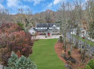 124 Casino Dr, Farmingdale, NJ 07727