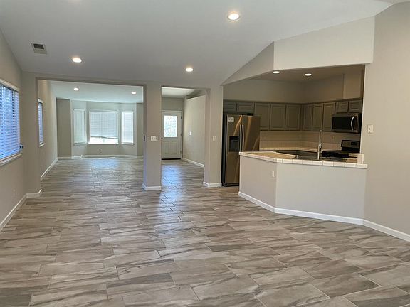 4th image of 921 Ashford Dr