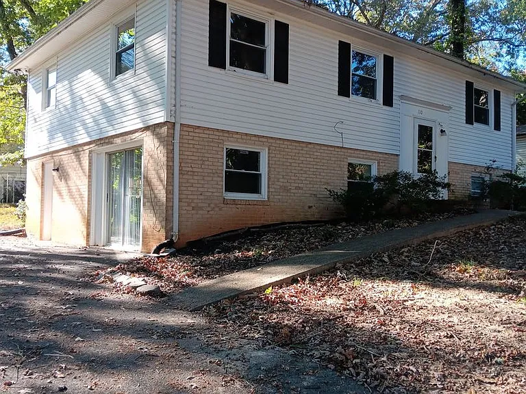 110 Middlesex Dr — Photo 2