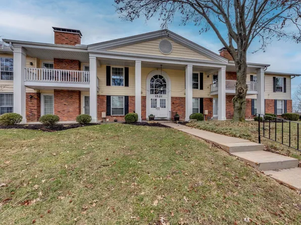 1521 Hedgeford Dr APT 11, Chesterfield, MO 63017