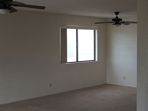4th image of 3344 Bluegrass Dr