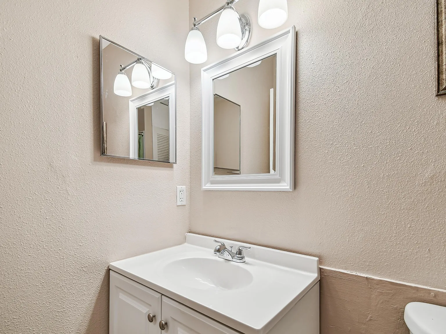 4 bed, 3.0 bath, 2292 sqft, $797 — Photo 4