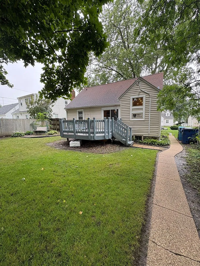223 Hillside Dr, Waterloo Updated 3 Bedroom, 2 Bathroom Home — Photo 2