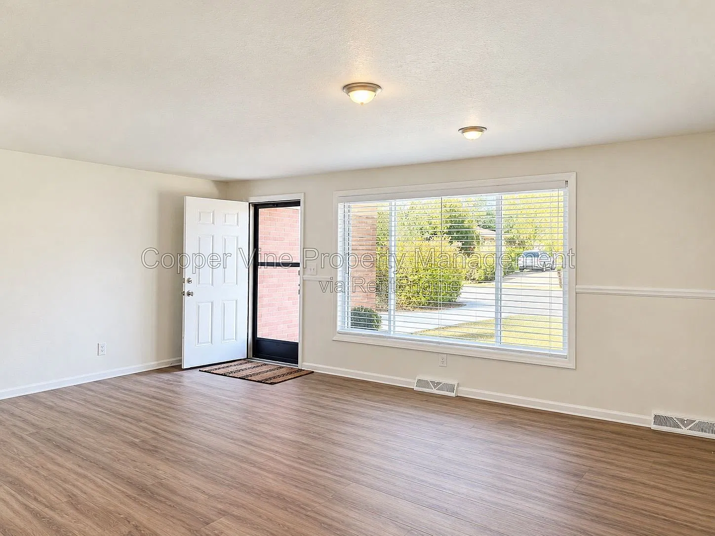 3 bed, 1.0 bath, 2096 sqft, $2,405 — Photo 3