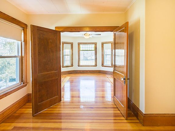 3rd image of 2 Roslyn Street Ct