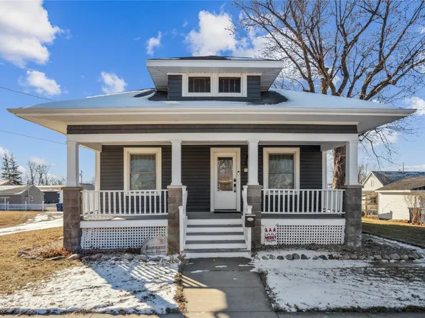 708 E 9th St, Vinton, IA 52349