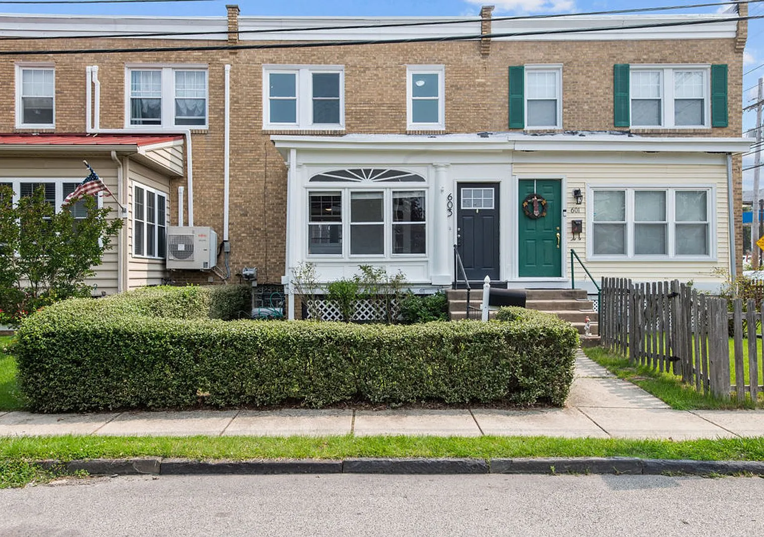 First Month Rent Free** Row Home With Hardwood Flrs. Throughout. Haverford Sd, Walk To Bryn Mawr ... — Photo 1