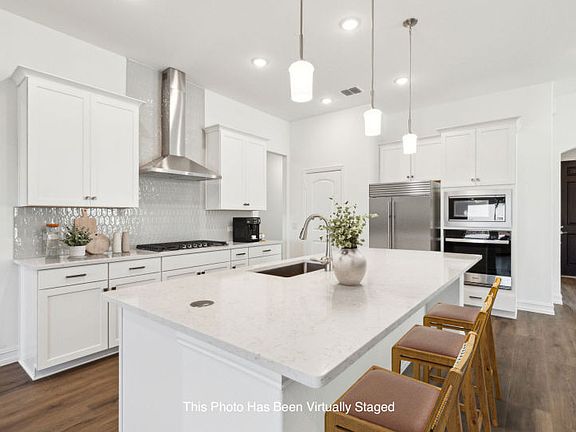 Spacious eat-in island kitchen