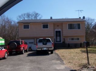 90 Gates Ave, Central Islip, NY 11722
