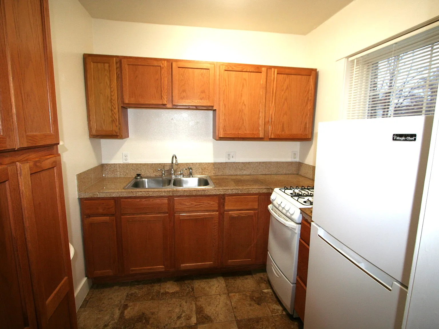 Studio, 425 sqft, $1,095 — Photo 3