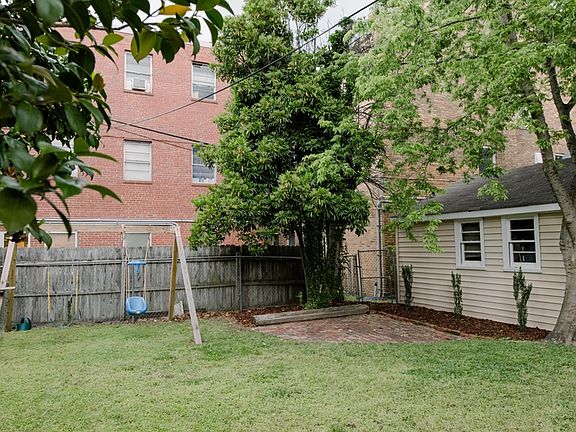 4th image of 1134 Larchmont Cres