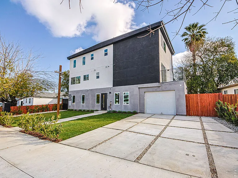 Luxury 3 & 4 Bed Townhomes a Short Walk to Topanga Village! — Photo 4