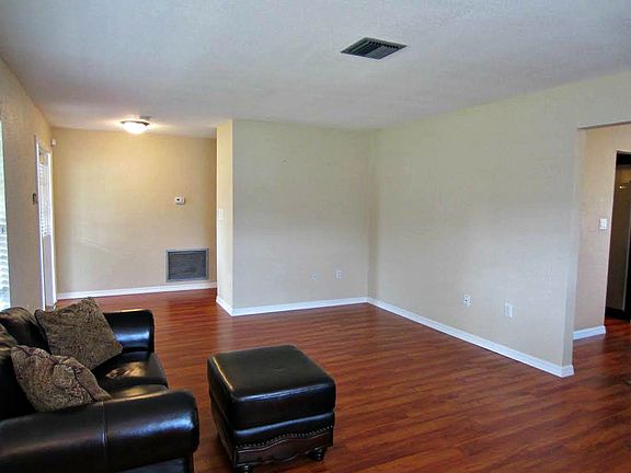 5th image of 2637 Applewood Dr