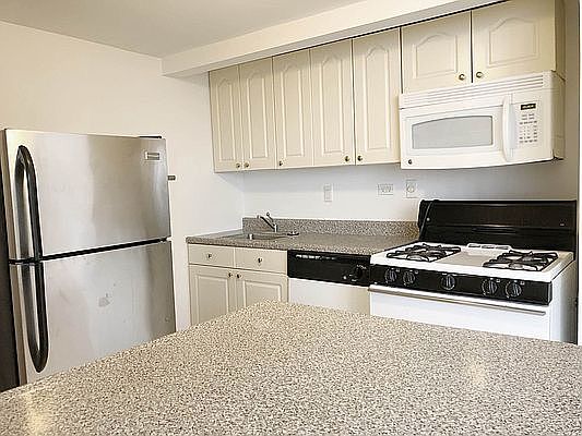 4th image of 371 Madison St APT 209