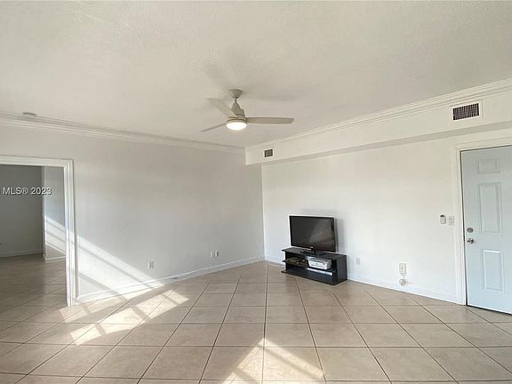 4th image of 1559 Michigan Ave APT 305