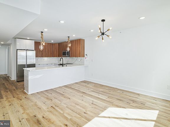 2nd image of 2621 W Oxford St Unit 204