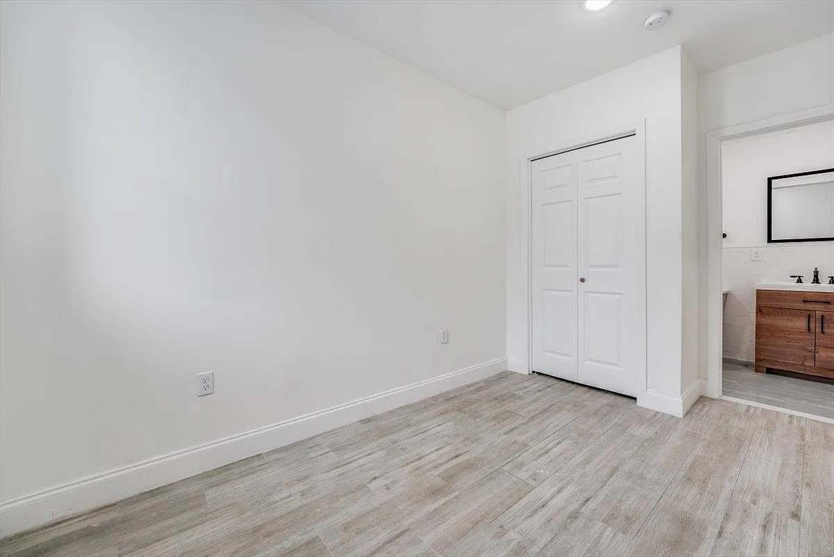 3 bed, 2.0 bath, 1400 sqft, $3,850 — Photo 4