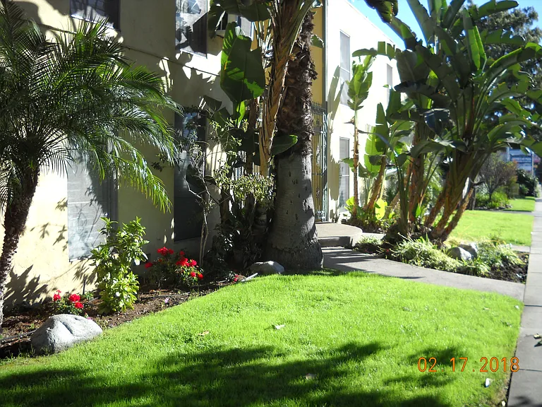 Burbank Tarzana Apartments — Photo 1
