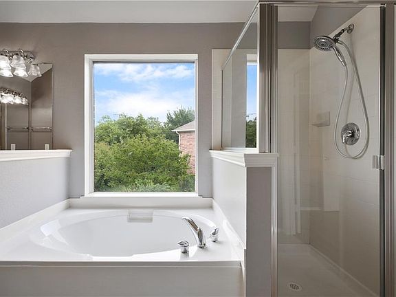 4th image of 4044 Glenwyck Dr E