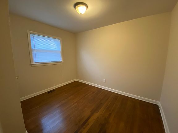 4th image of 33 Winston Ave