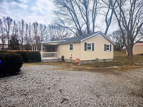 3rd image of 923 Meadowlark Dr