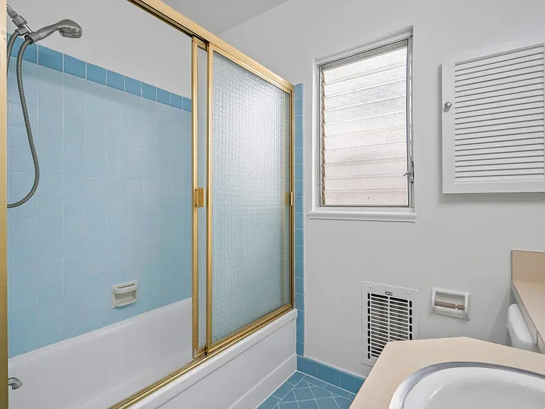 1323 N Olive Dr — Photo 23