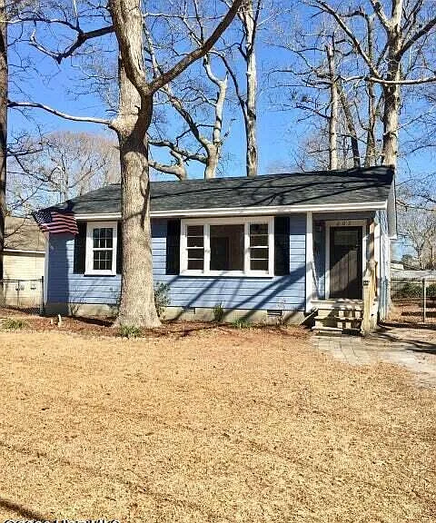 203 Red Oak St — Photo 2