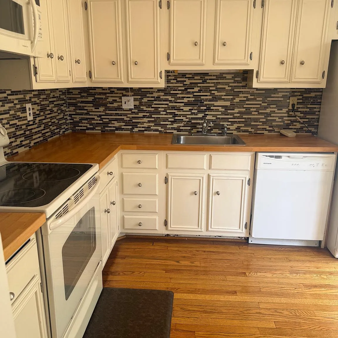 3 bed, 1.5 bath, 1600 sqft, $3,300 — Photo 4