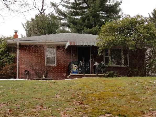 24 Hawthorn Ln, Chester, WV 26034