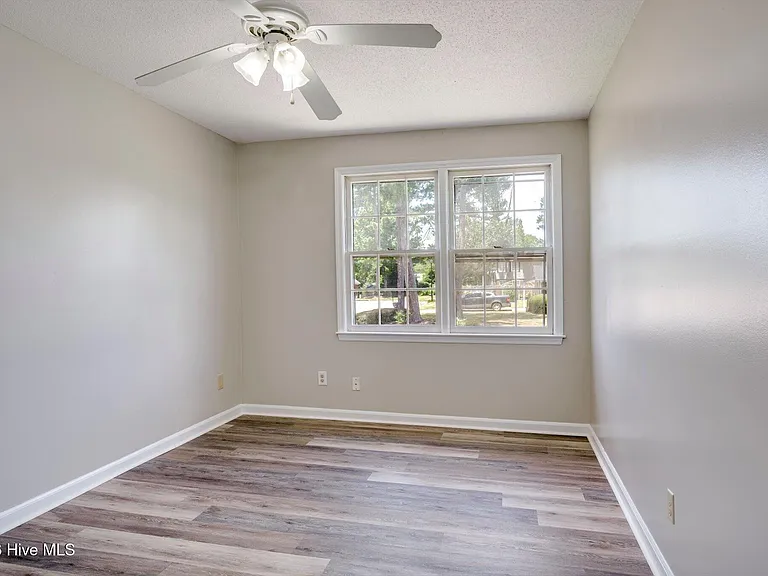 152 Holiday Dr — Photo 33