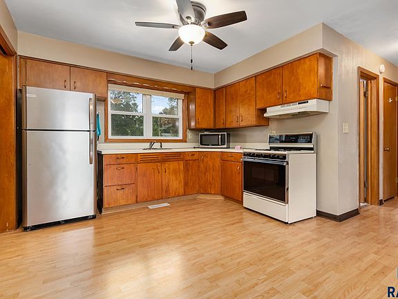 2nd image of 408 S Blaine Ave