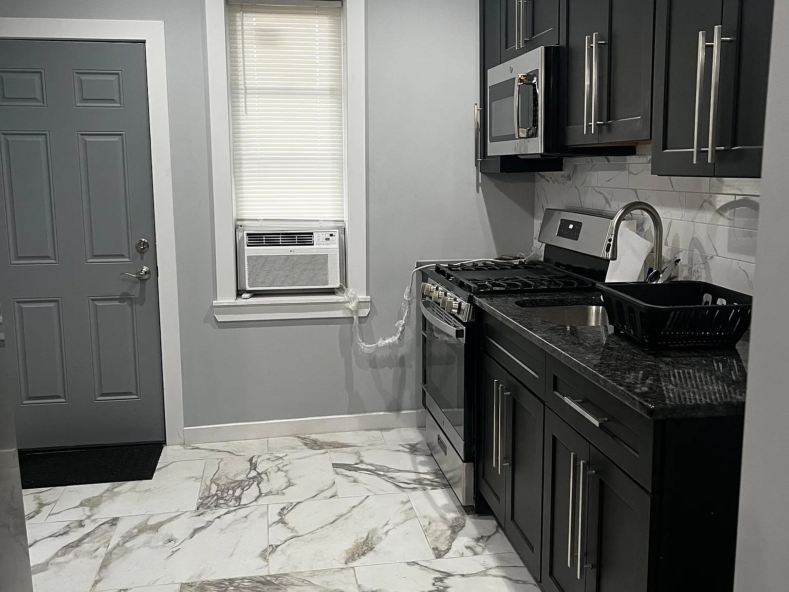 3 bed, 1.0 bath, 1475 sqft, $1,027 — Photo 3