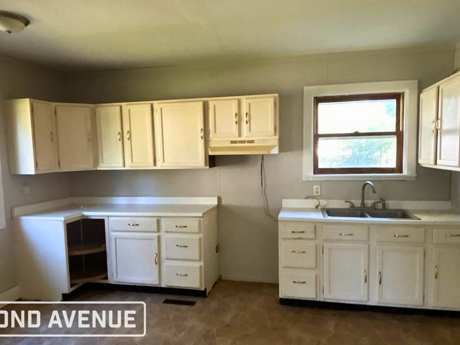 3 bed, 1.0 bath, 1082 sqft, $1,058 — Photo 2