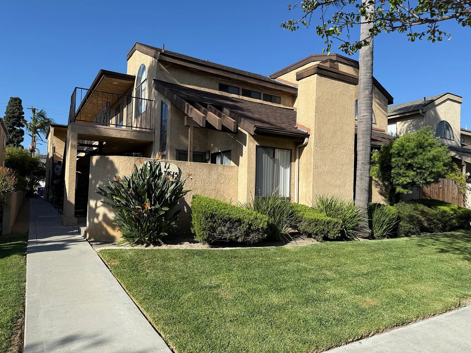 2 bed, 900 sqft, $2,595 — Photo 1